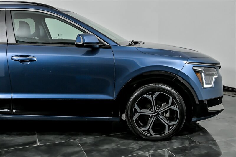 Used 2023 Kia Niro SX Touring FWD image 12