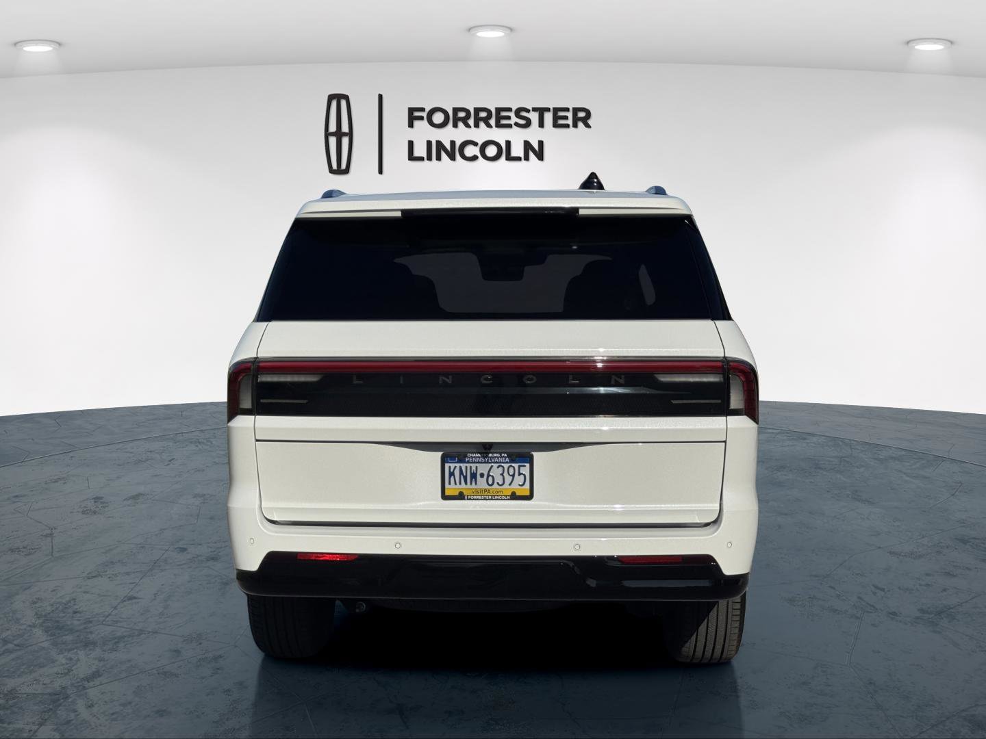 Used 2025 Lincoln Navigator Reserve AWD/4WD image 4