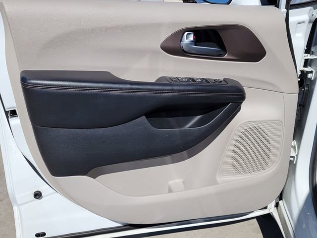 Used 2017 Chrysler Pacifica Touring-L Plus image 7