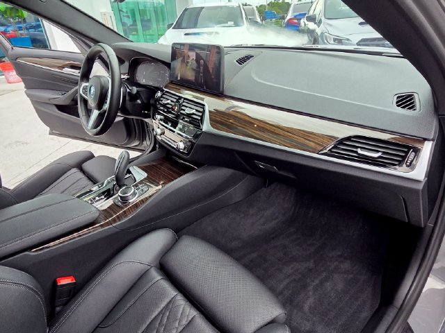 Used 2022 BMW 530e w/ Premium Package RWD image 27