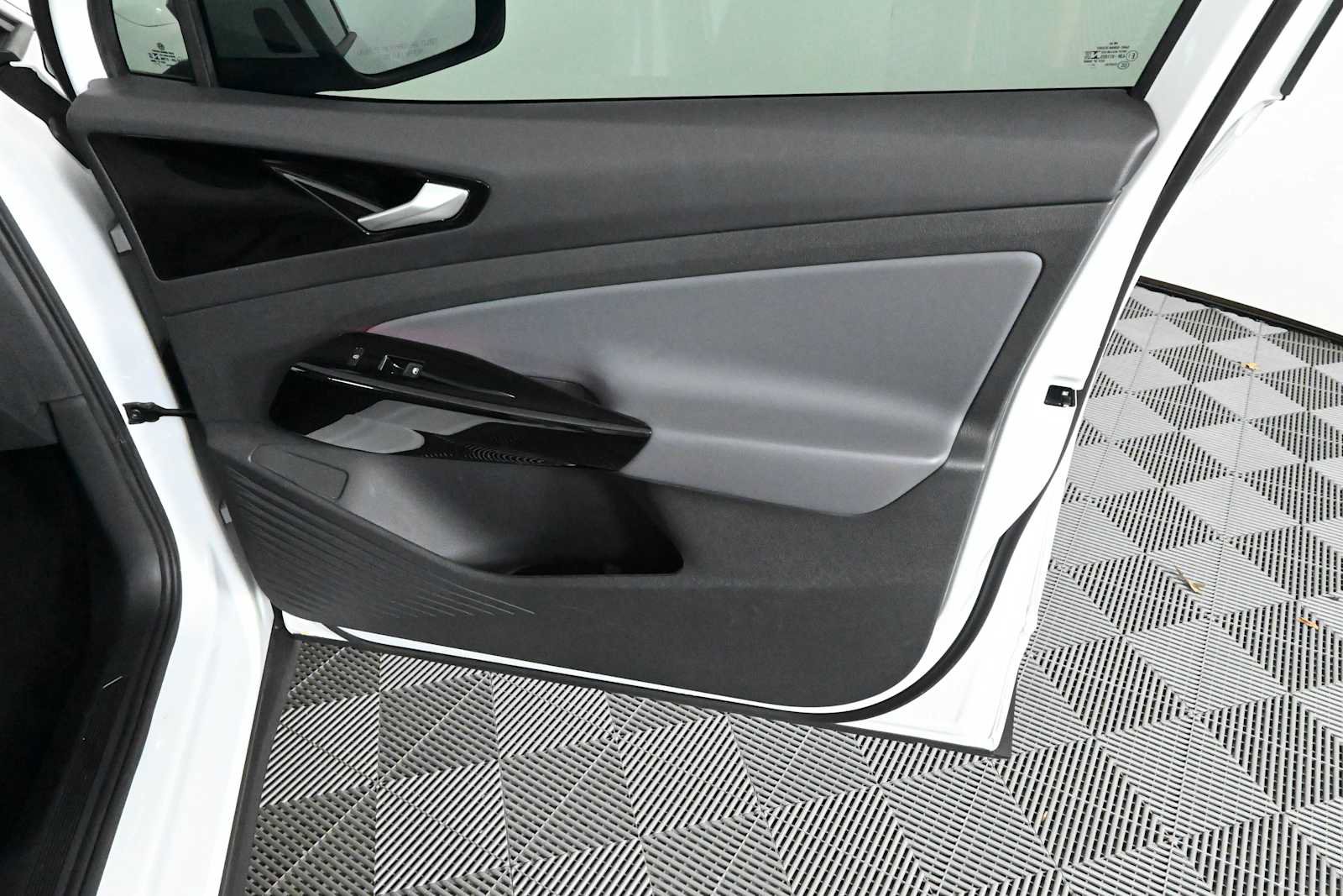 Certified 2021 Volkswagen ID.4 Pro S w/ Gradient Package RWD image 12