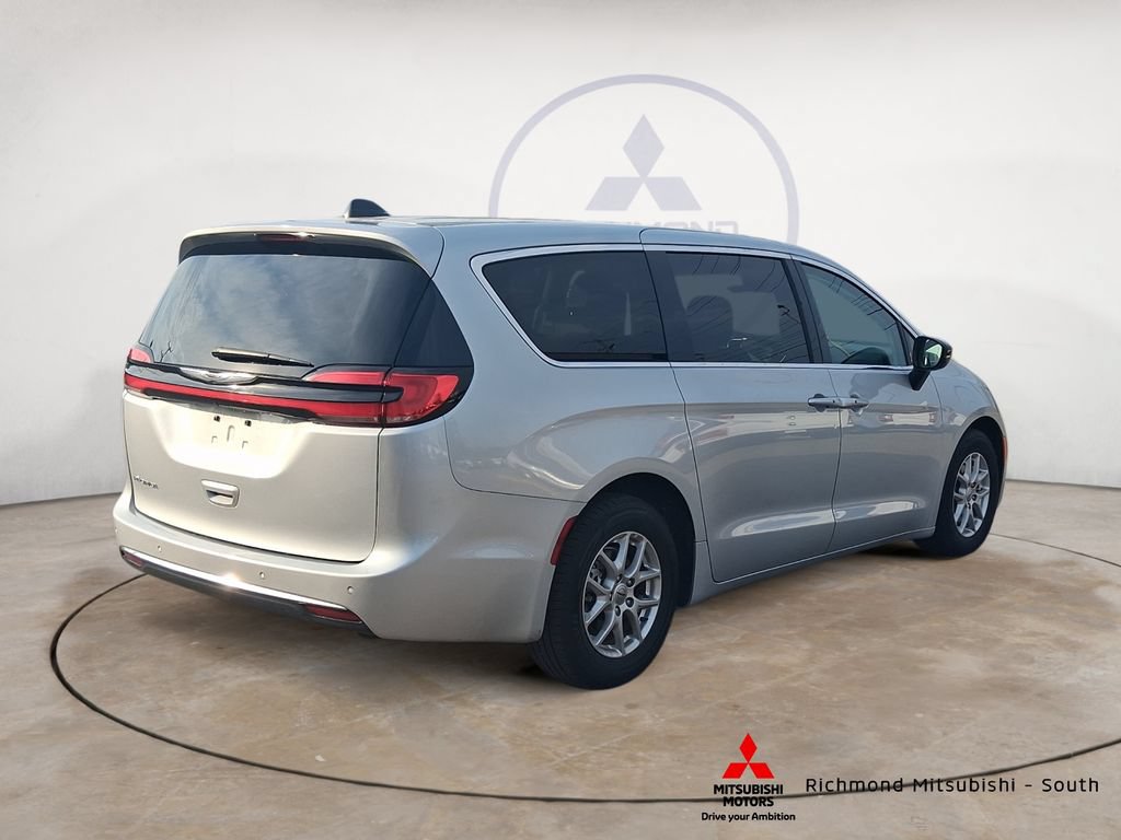 Used 2024 Chrysler Pacifica Touring-L FWD image 3