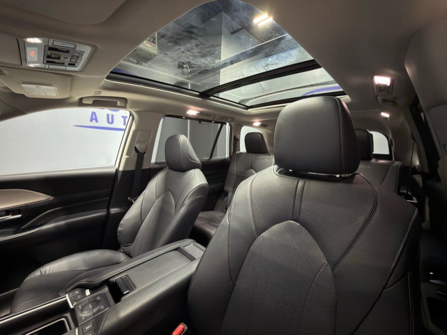 Used 2024 Toyota Grand Highlander AWD image 19