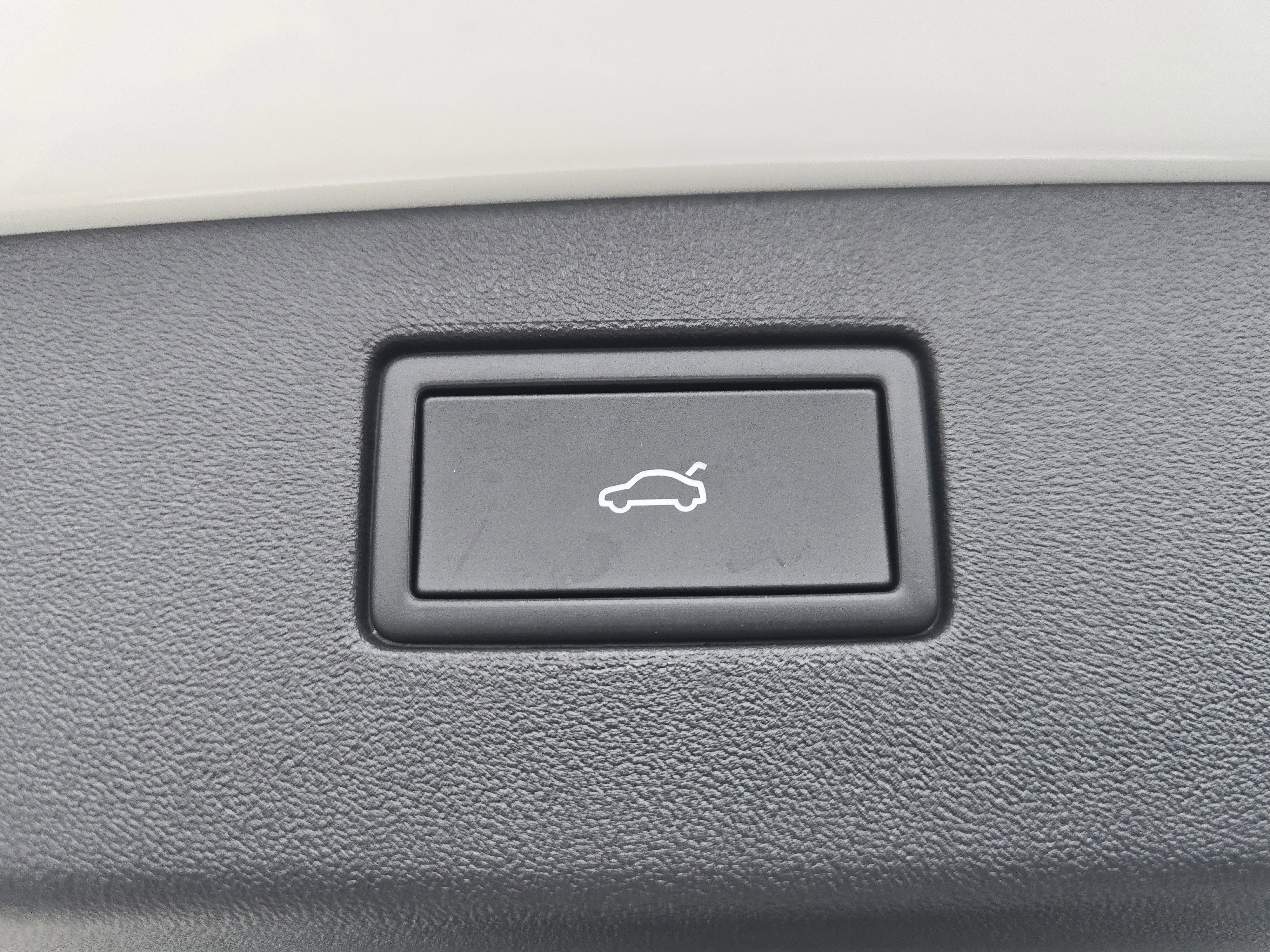 New 2026 Volkswagen Tiguan SE R-Line image 17