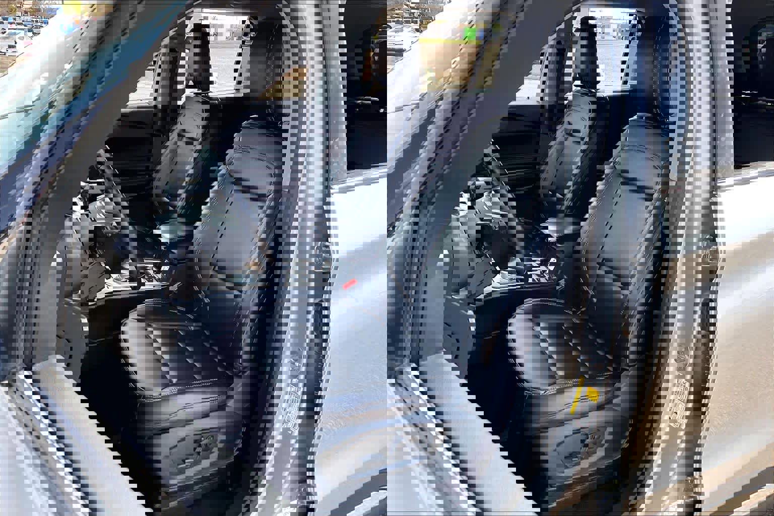 Used 2022 Ford Explorer XLT w/ Equipment Group 202A image 8