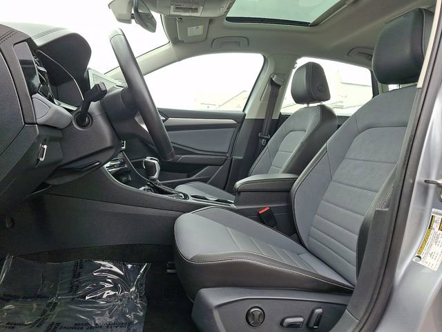 Used 2025 Volkswagen Jetta SE image 13