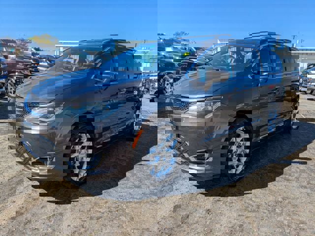 Used 2020 Chrysler Pacifica Touring-L w/ Tire & Wheel Group image 8