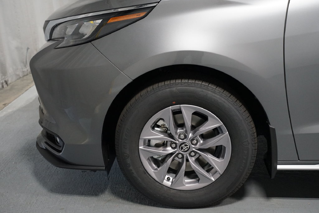 New 2026 Toyota Sienna XLE FWD image 5