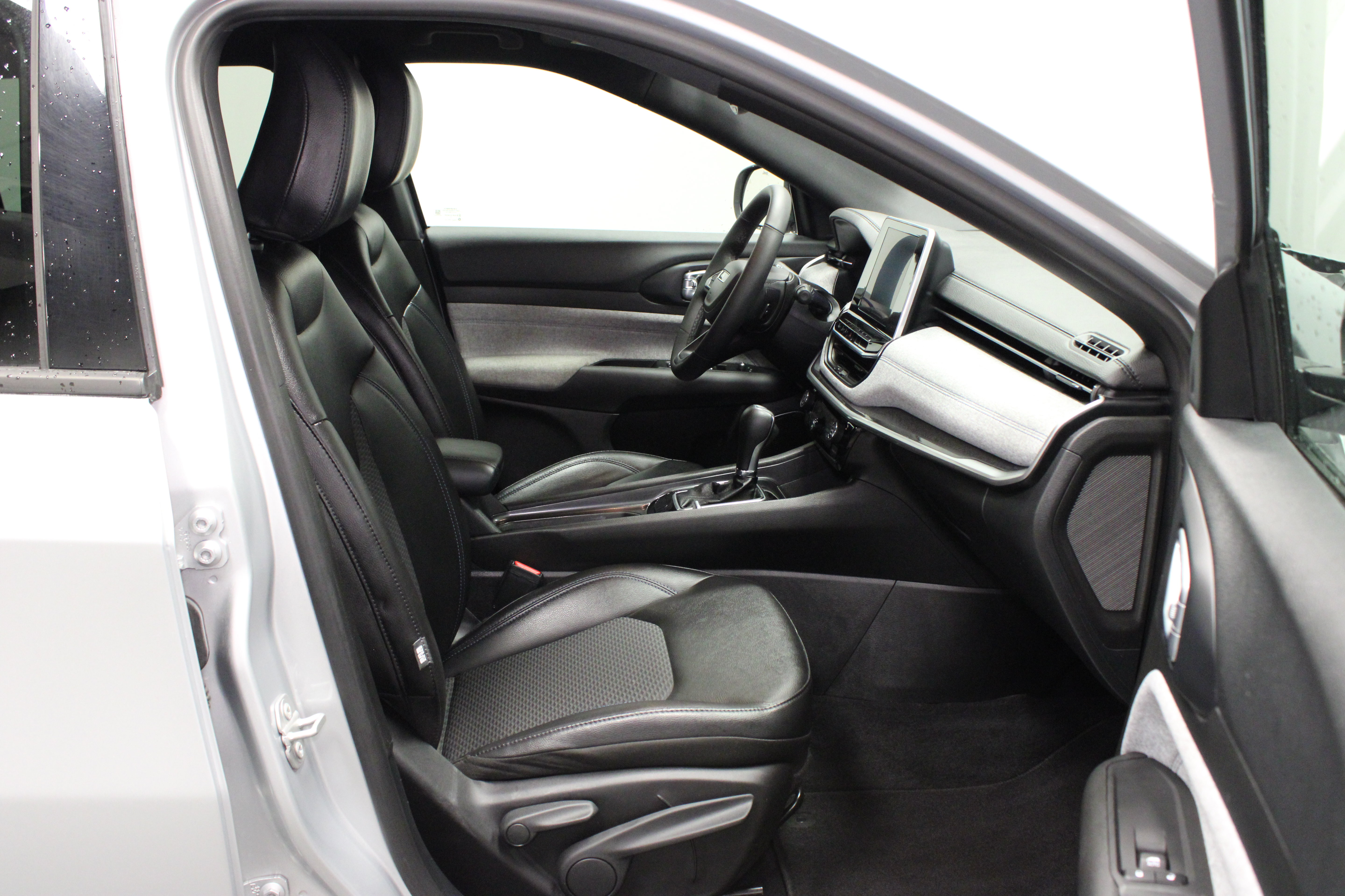 Used 2025 Jeep Compass Latitude AWD/4WD image 13