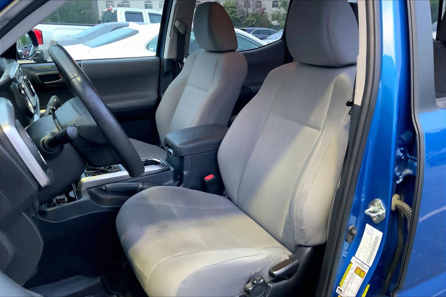 Used 2018 Toyota Tacoma SR5 AWD/4WD image 8