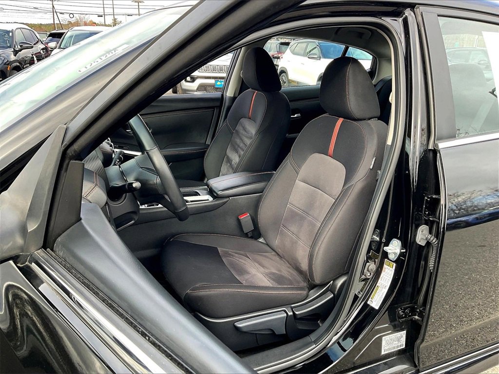 Used 2023 Nissan Sentra SR w/ Midnight Edition Package image 9