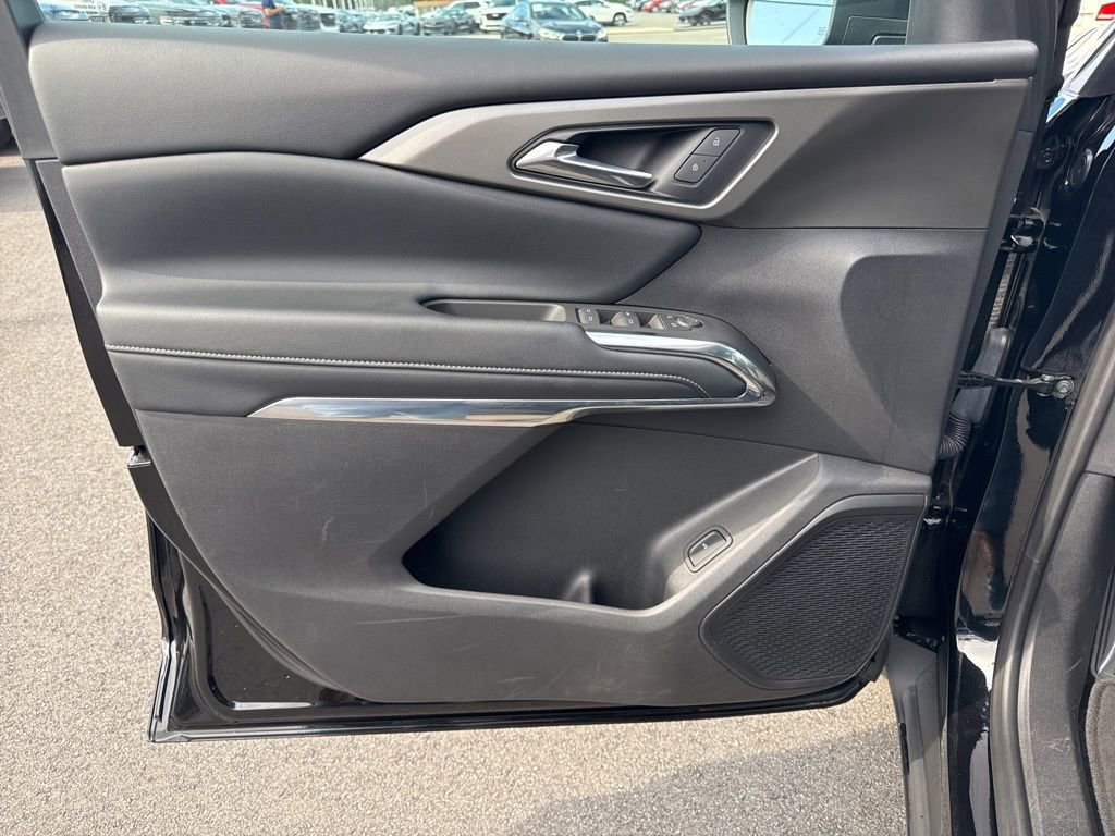 Used 2025 Chevrolet Traverse LT image 27