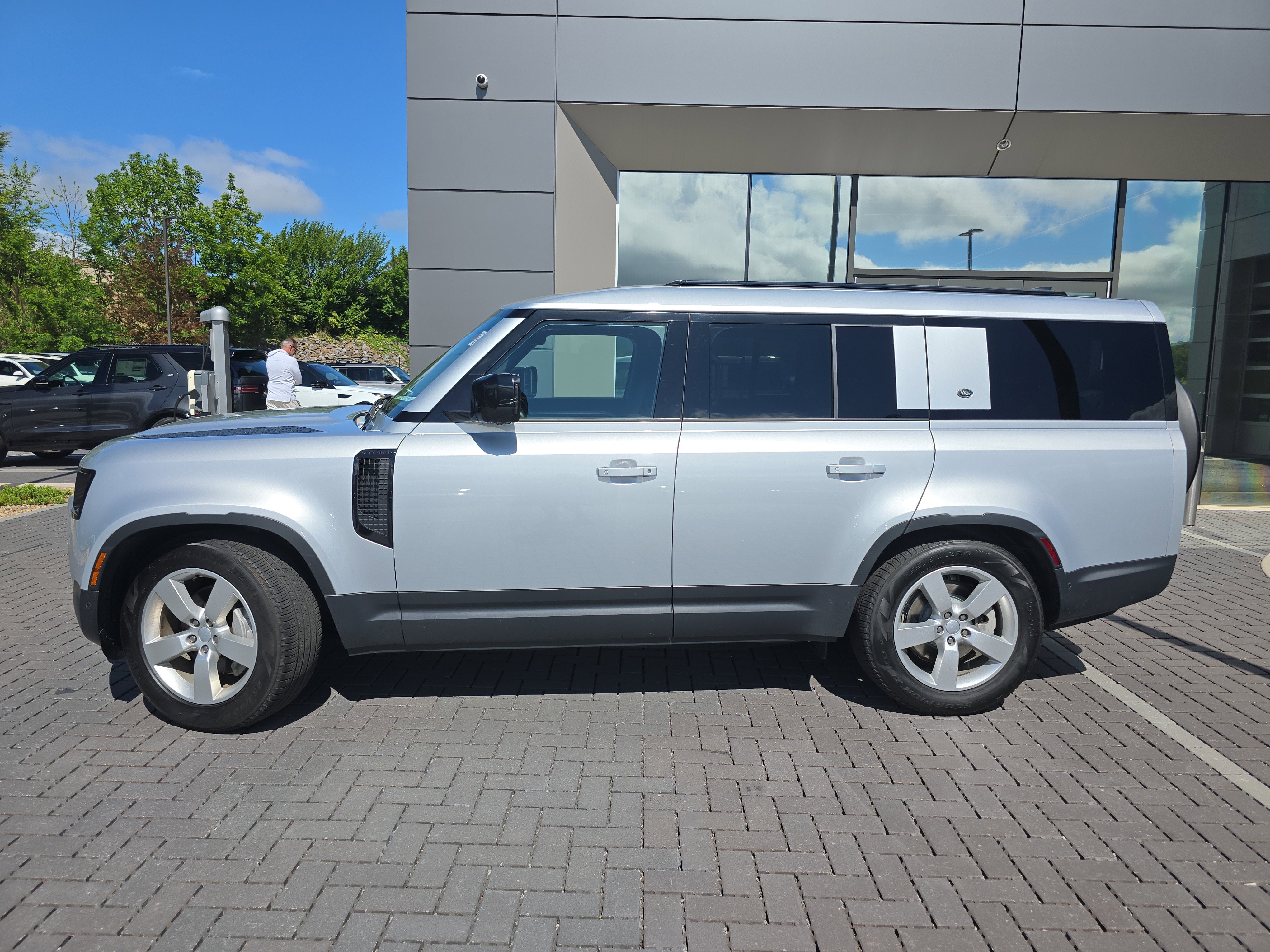Certified 2023 Land Rover Defender 130 SE AWD/4WD image 8
