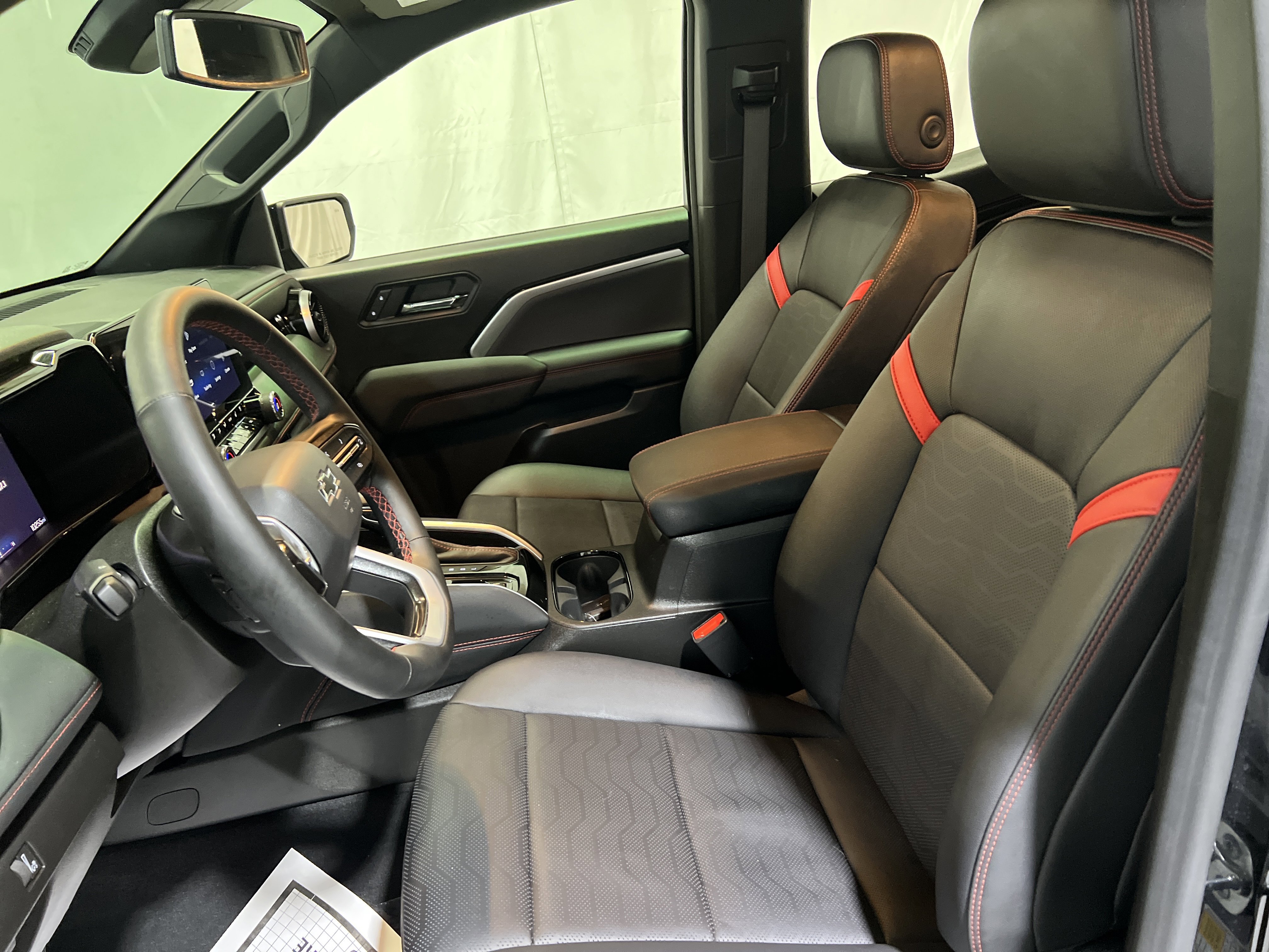 Used 2024 Chevrolet Colorado Z71 w/ Z71 Convenience Package 2 image 18