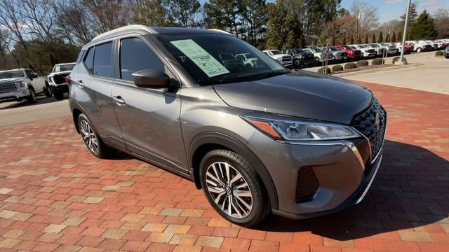 Used 2022 Nissan Kicks SV image 3