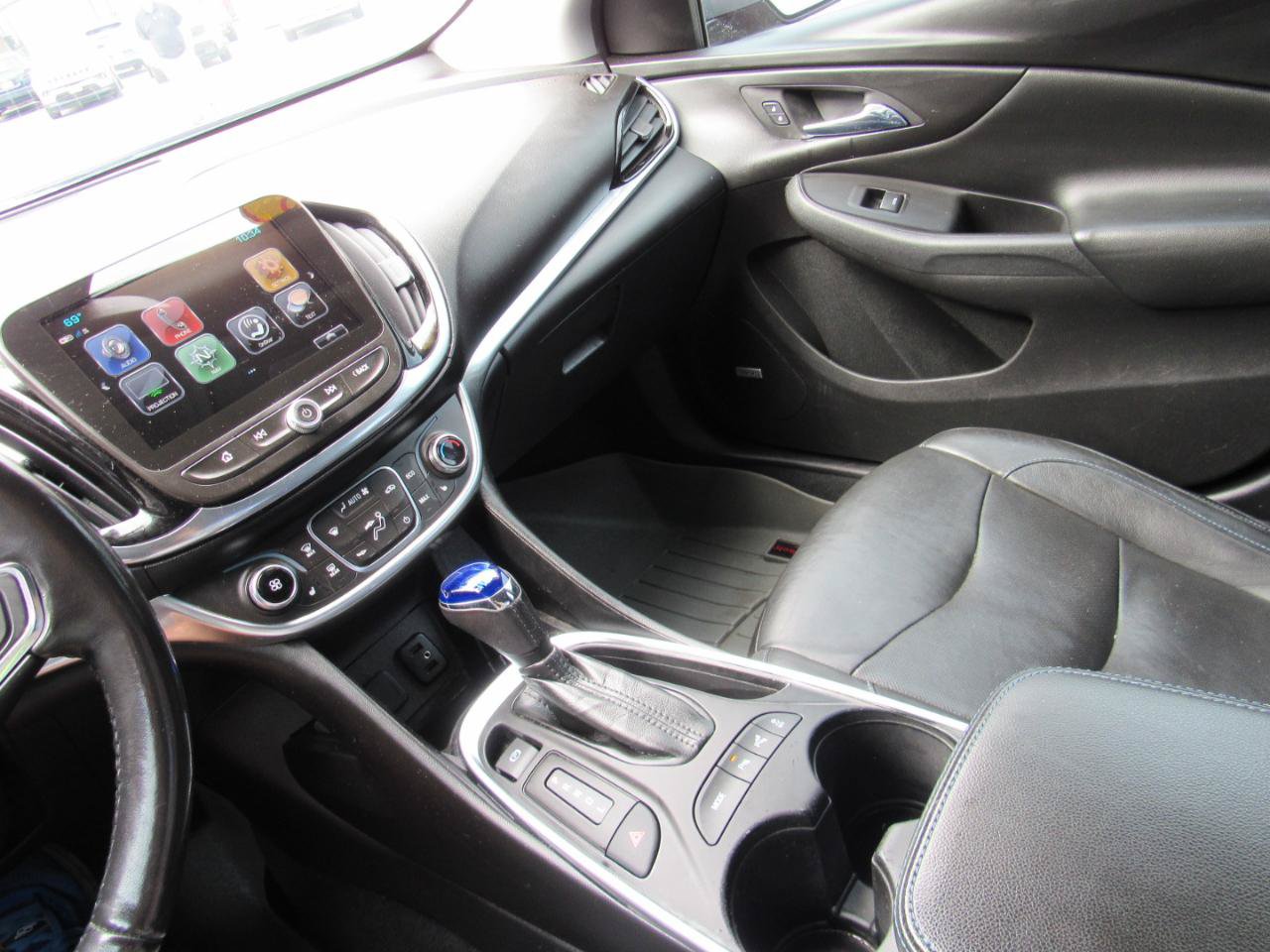 Used 2018 Chevrolet Volt Premier w/ Driver Confidence Package FWD image 30