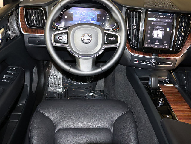 Used 2024 Volvo XC60 B5 Plus w/ Protection Package Premier AWD/4WD image 3