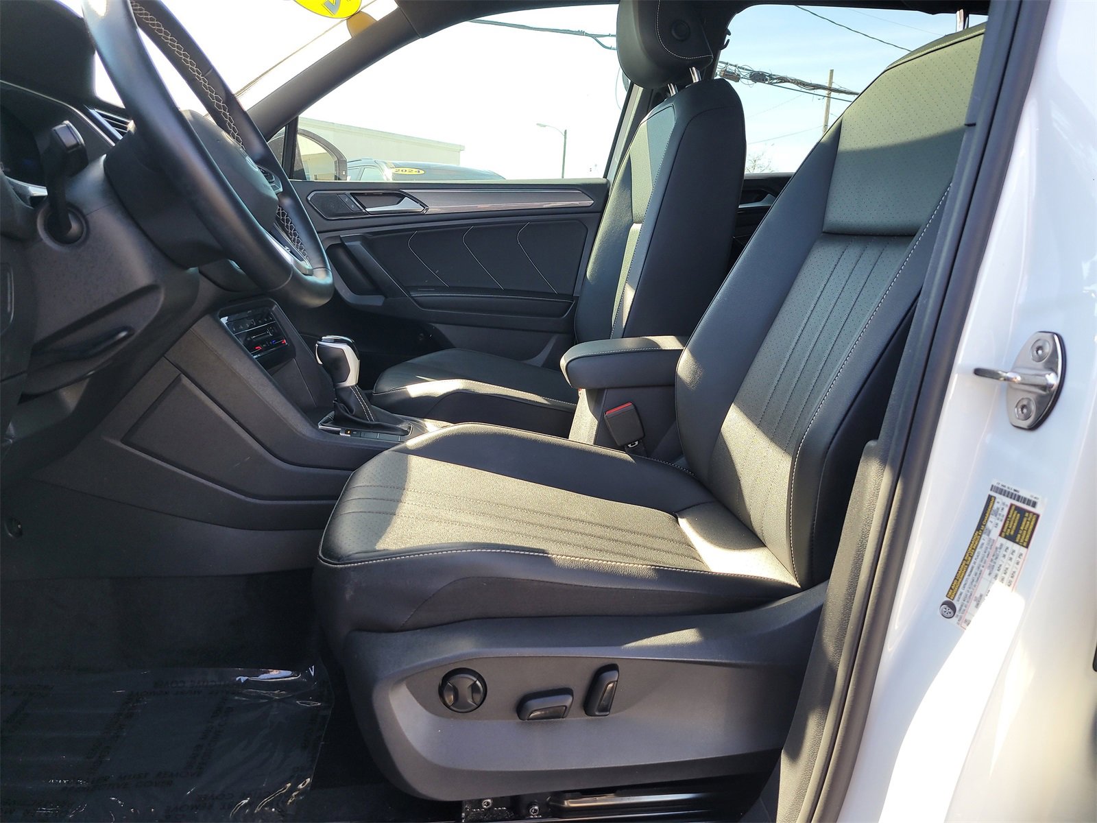 Used 2023 Volkswagen Tiguan SE R-Line image 19