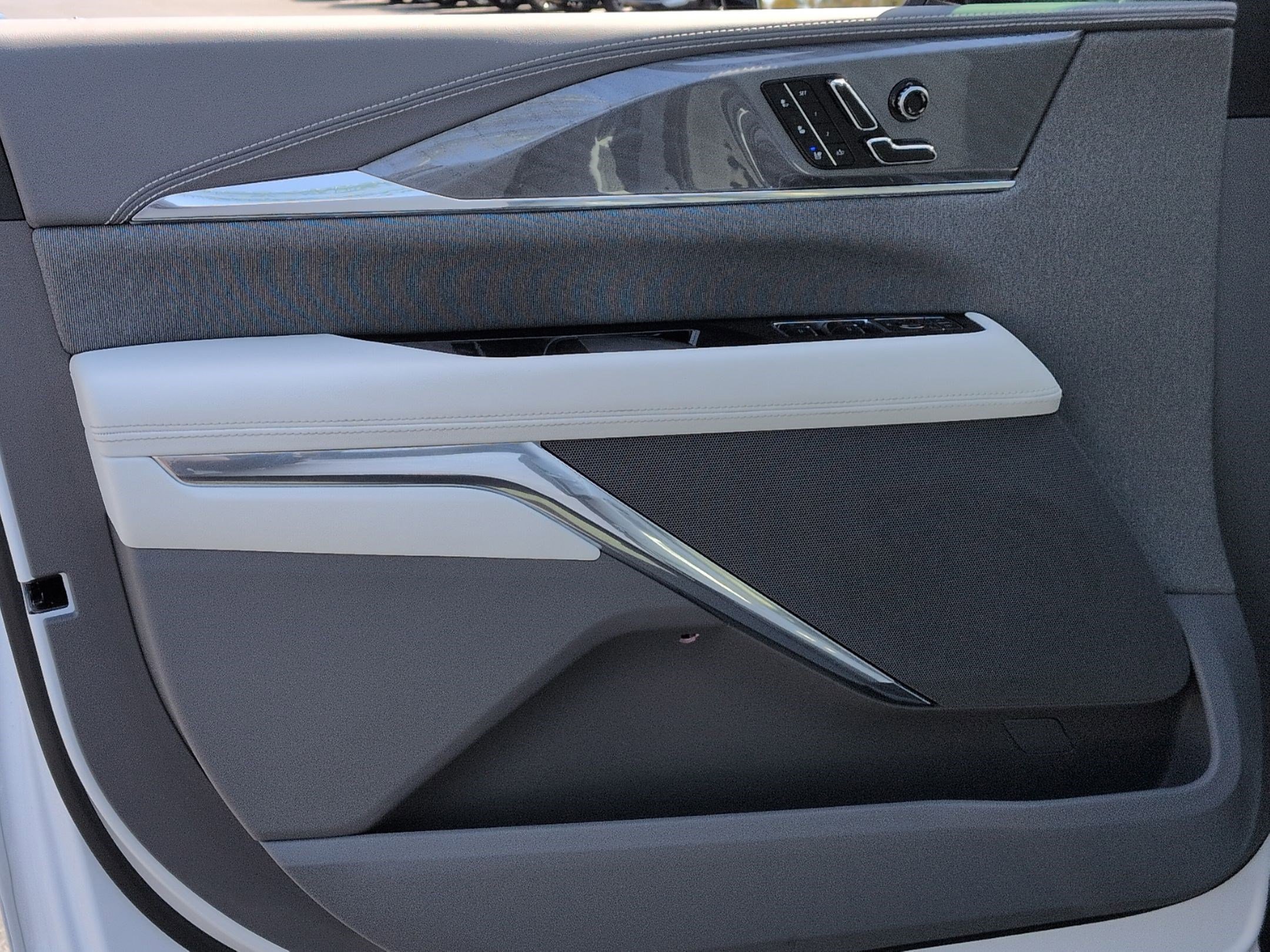 Used 2025 Cadillac Escalade IQ Luxury 1 AWD/4WD image 14