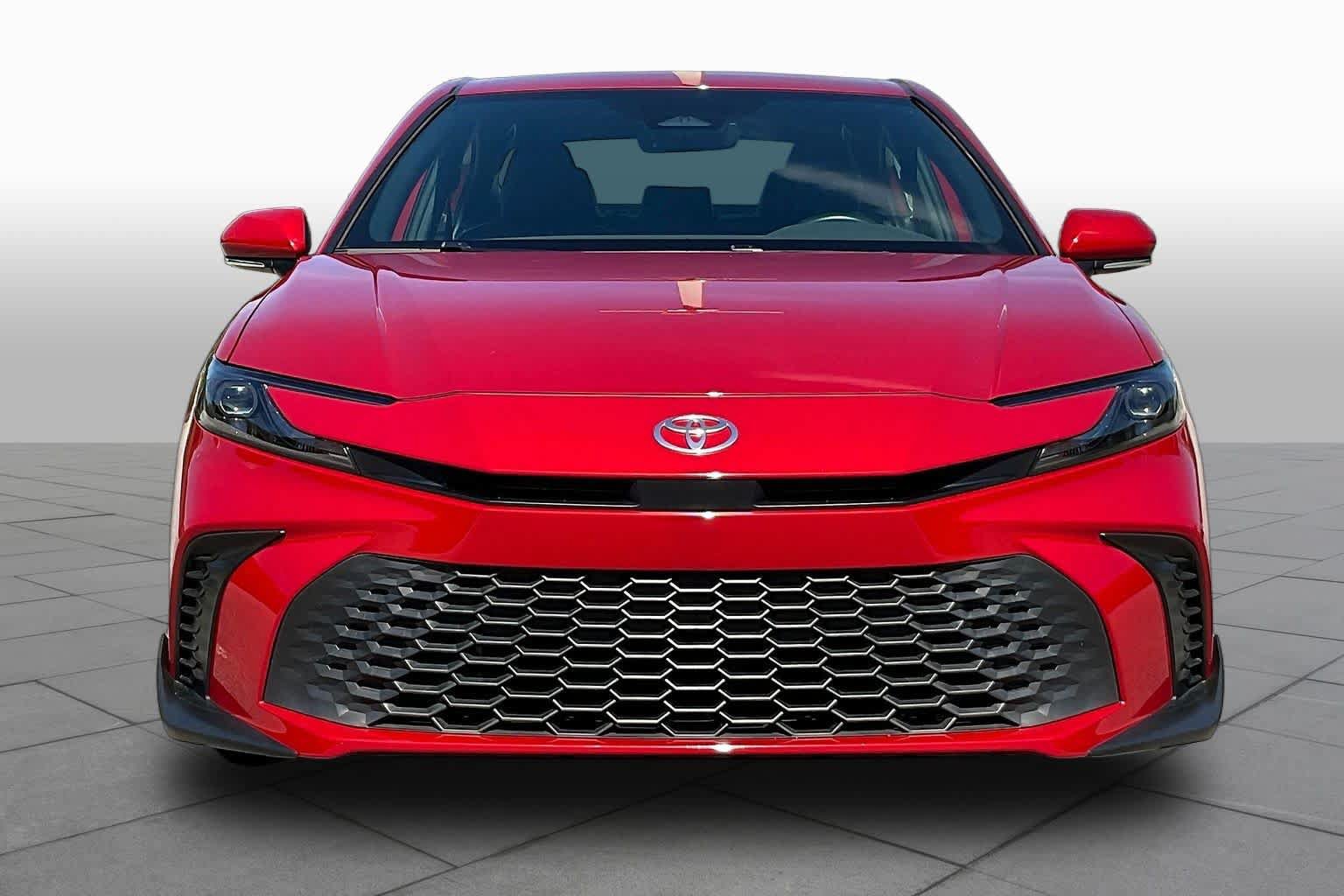 Used 2025 Toyota Camry SE w/ Convenience Package FWD image 4