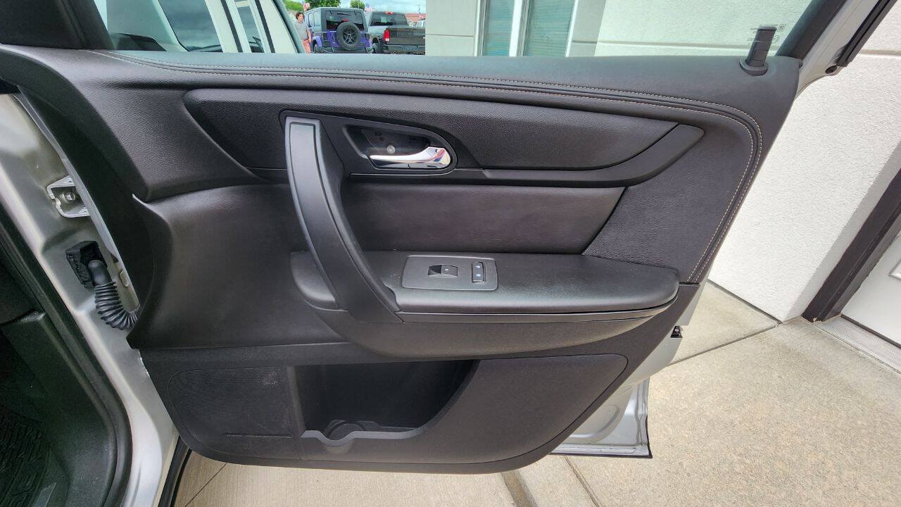 Used 2017 Chevrolet Traverse LT w/ Style and Technology Package FWD image 18