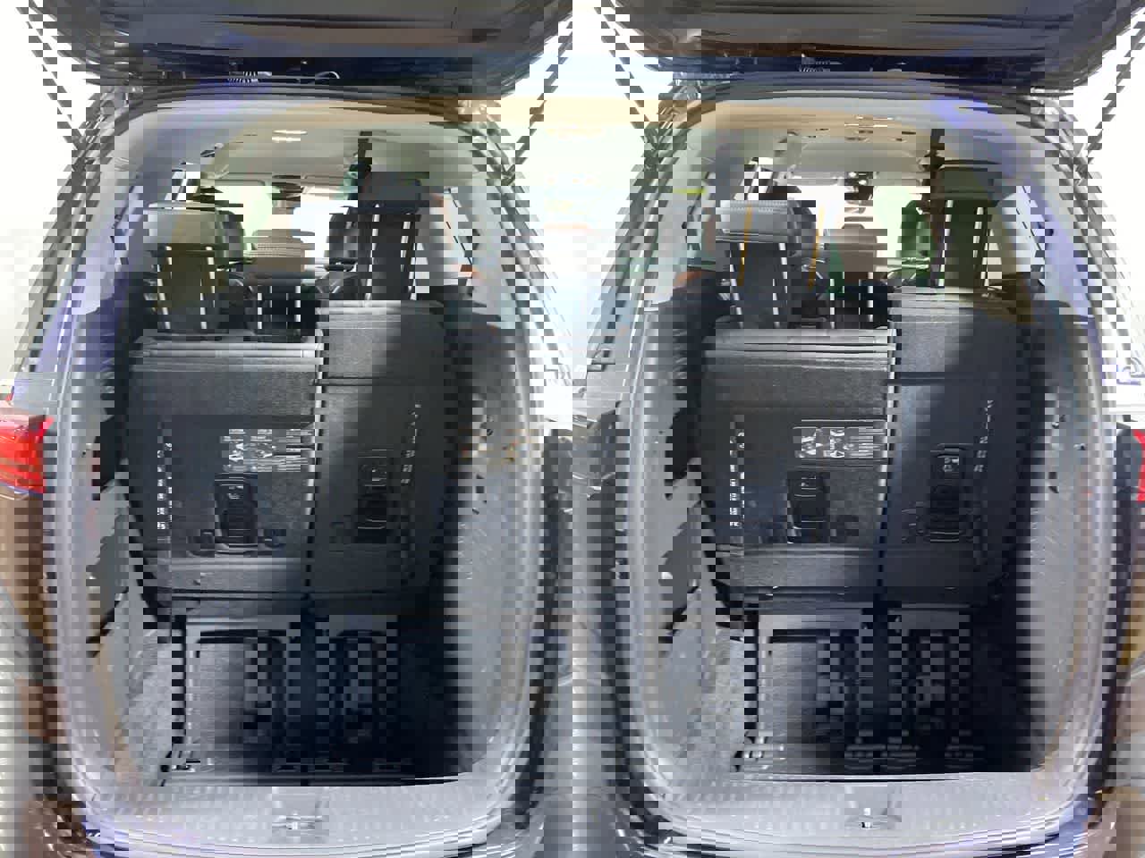 Used 2024 Kia Carnival LX image 34