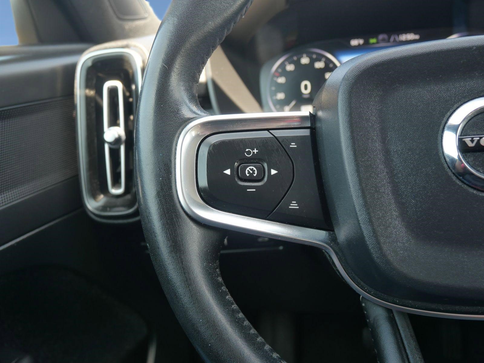 Used 2019 Volvo XC40 T5 Momentum image 11