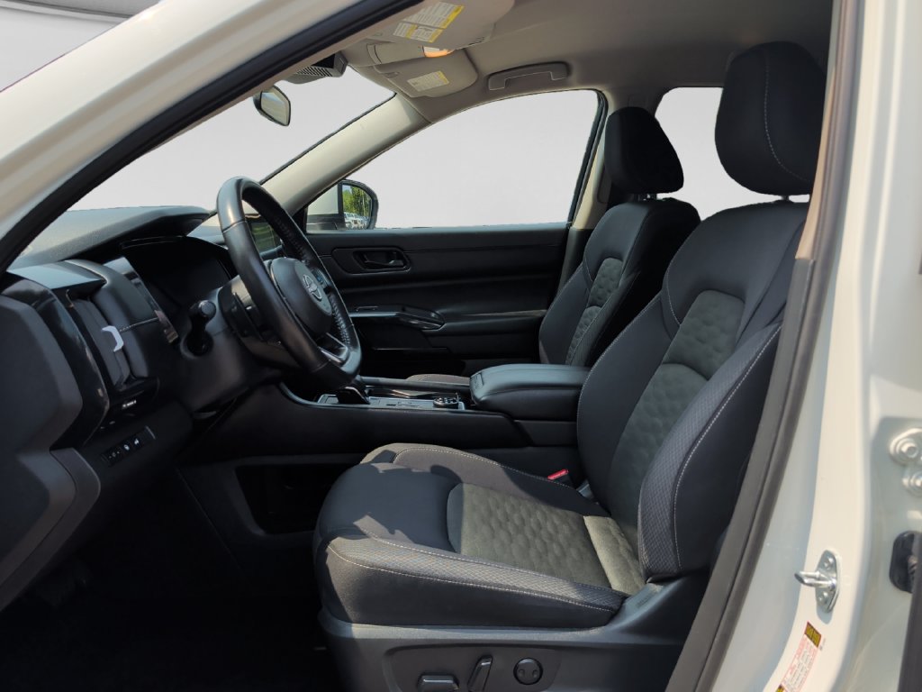 Used 2025 Nissan Pathfinder SV AWD/4WD image 16