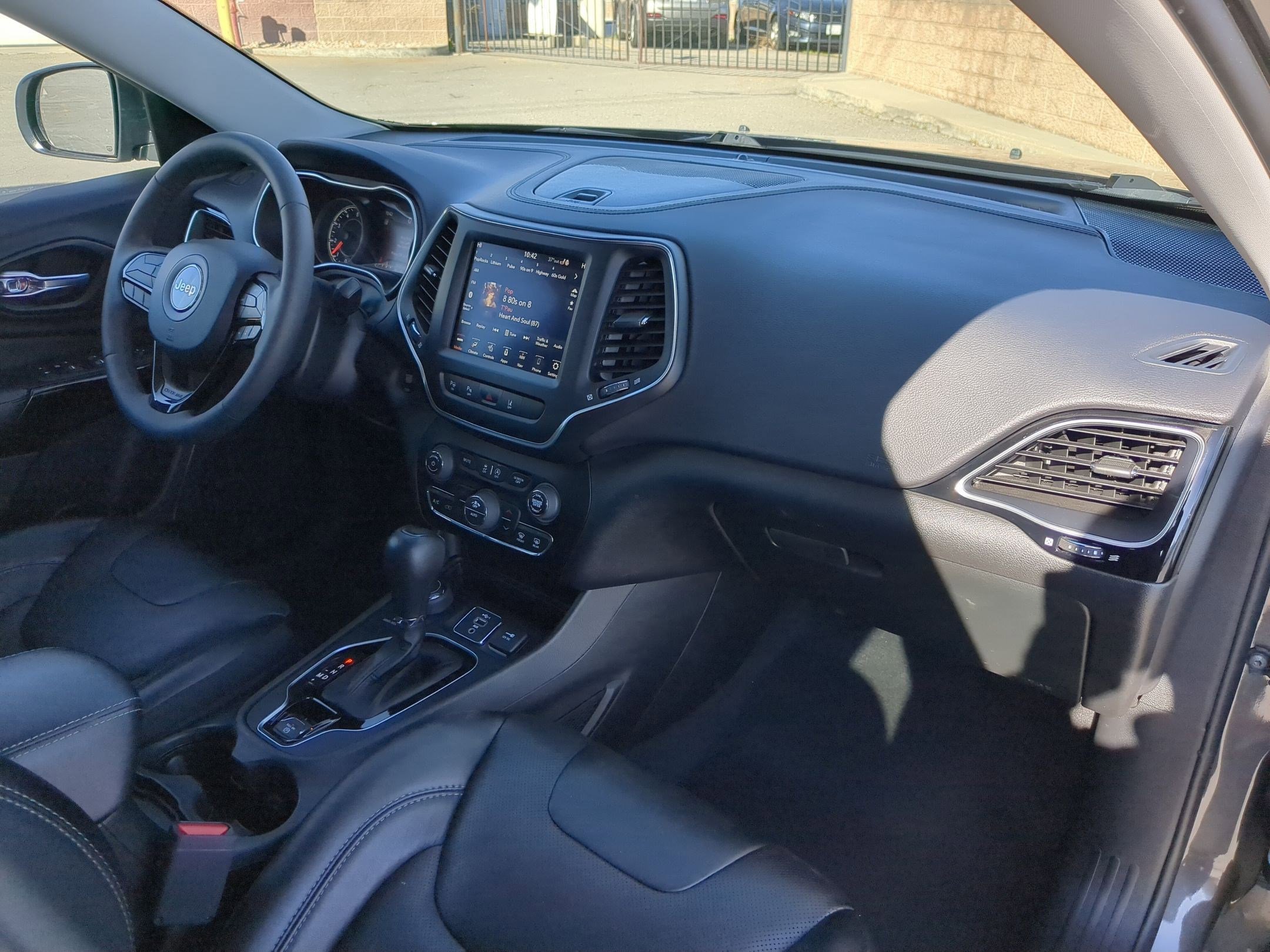 Used 2023 Jeep Cherokee Altitude Lux image 31