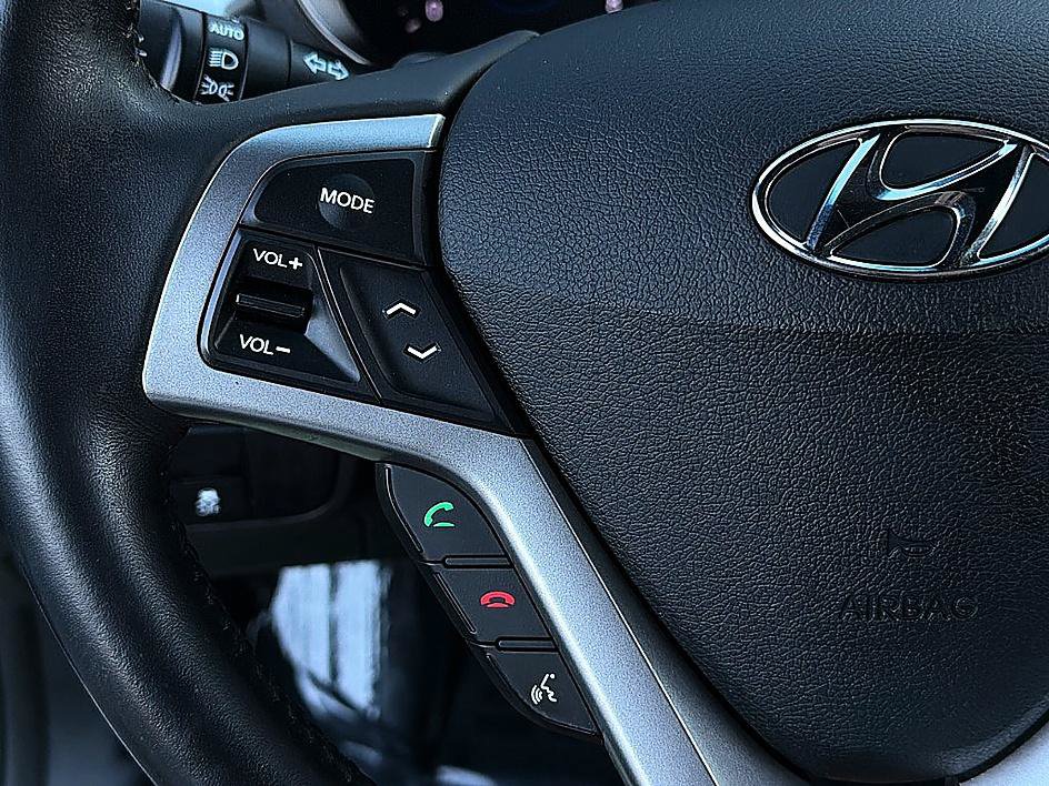 Used 2017 Hyundai Veloster Value Edition FWD image 19