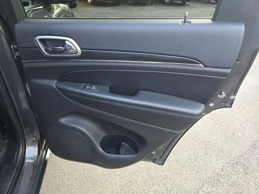 Used 2019 Jeep Grand Cherokee Limited AWD/4WD image 16