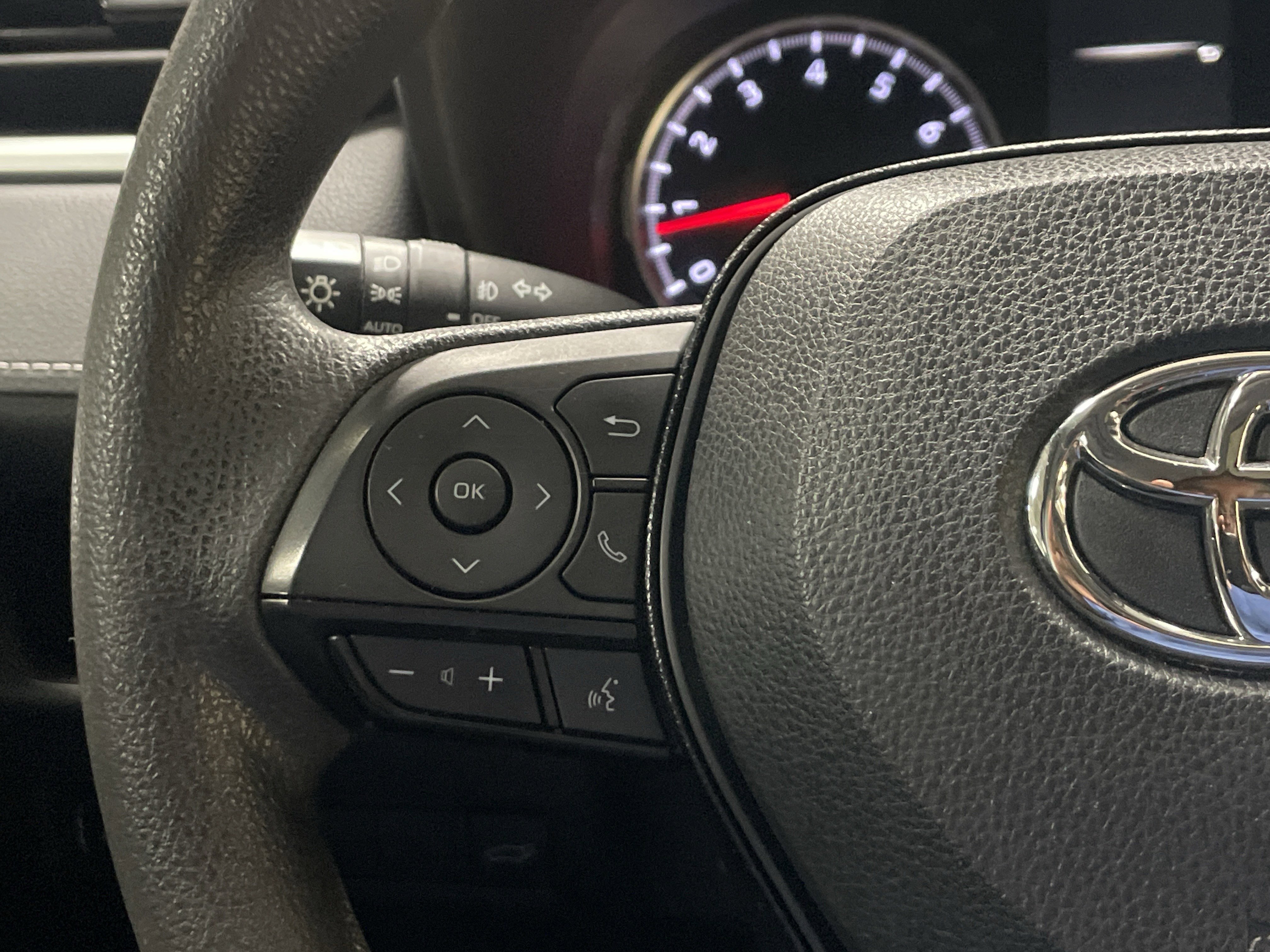 Used 2021 Toyota RAV4 XLE w/ Convenience Package FWD image 19
