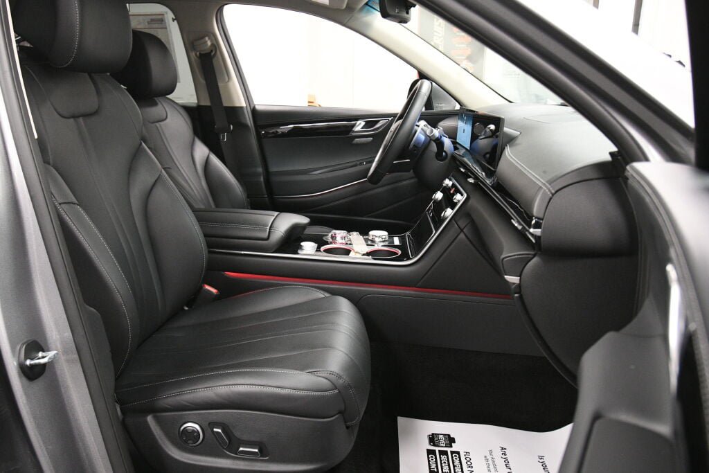 Used 2025 Genesis GV80 2.5T Standard AWD/4WD image 29