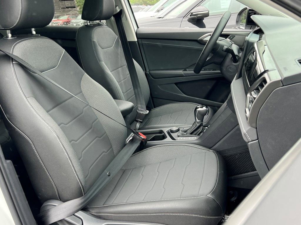 New 2025 Volkswagen Taos SE image 9