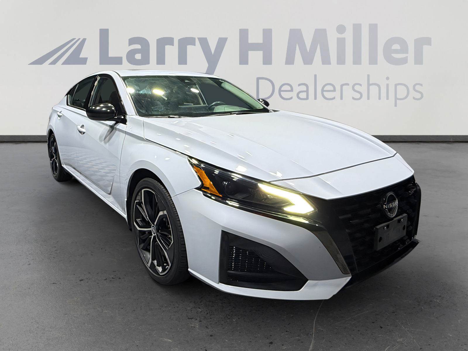 Used 2023 Nissan Altima 2.5 SR w/ SR Premium Package image 7