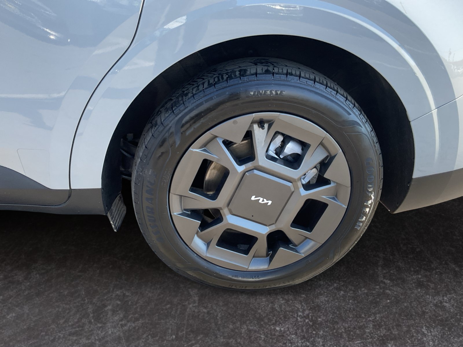 Used 2025 Kia Carnival EX FWD image 9