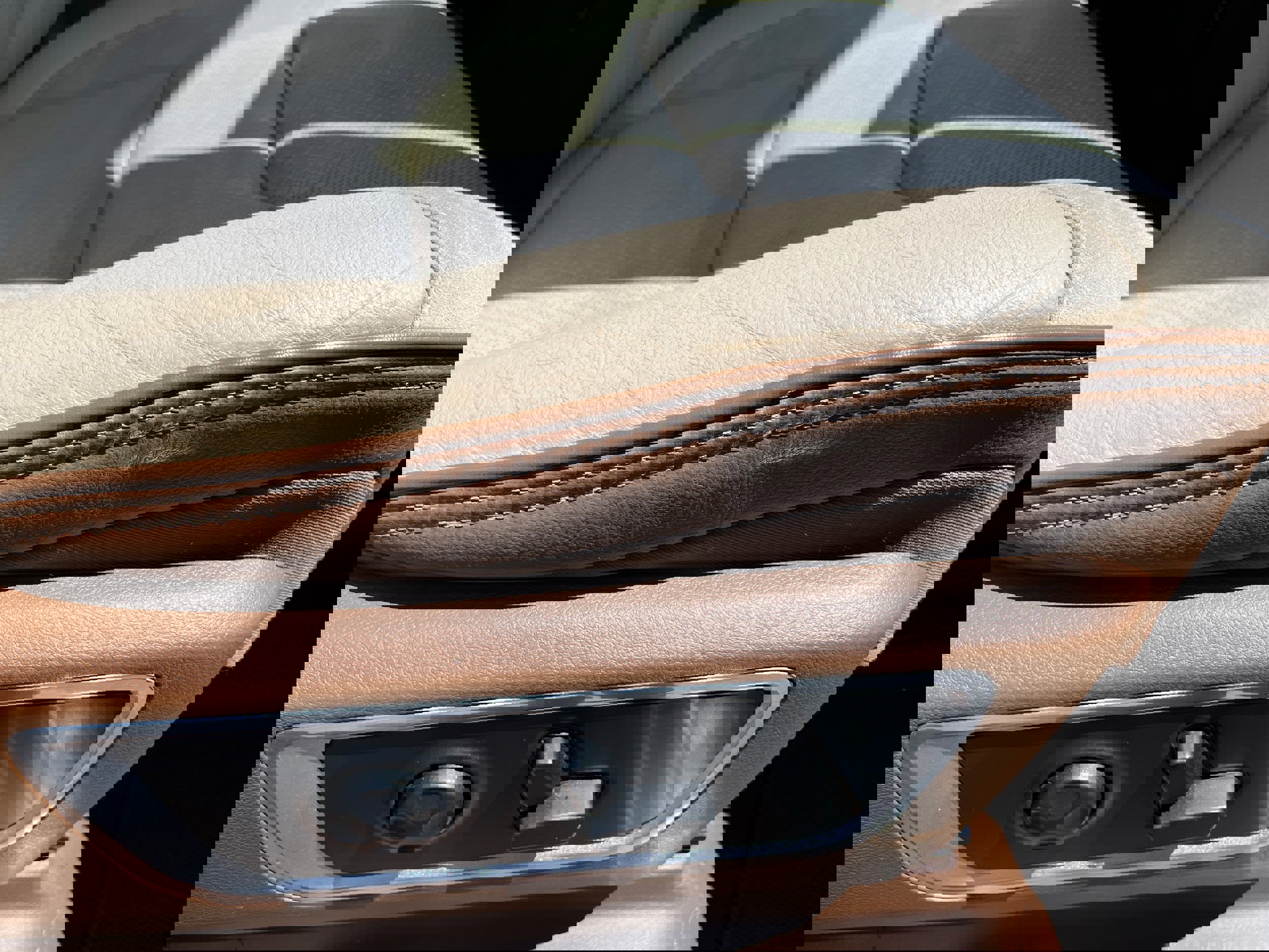 Used 2019 RAM 1500 Laramie AWD/4WD image 18