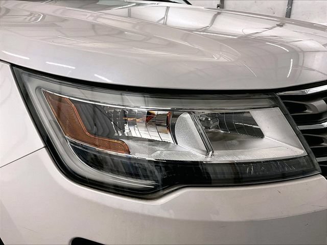 Used 2017 Ford Explorer XLT w/ Equipment Group 202A AWD/4WD image 29