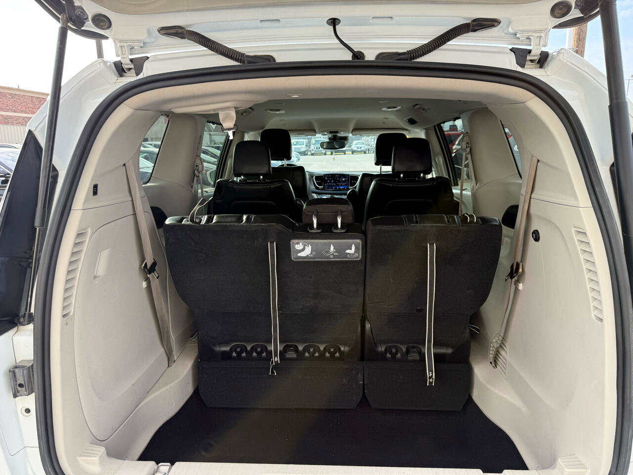 Used 2021 Chrysler Pacifica Touring-L image 8