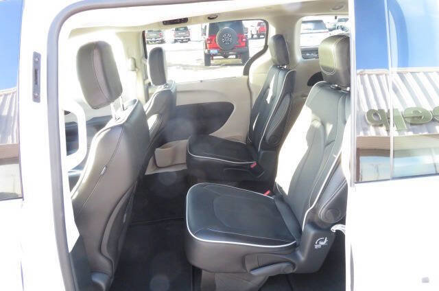 Used 2024 Chrysler Pacifica Limited w/ Trailer Tow Group image 12