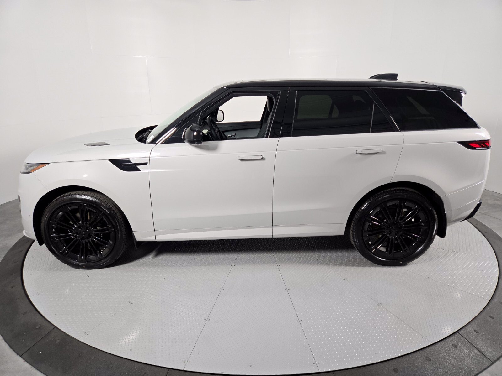 New 2026 Land Rover Range Rover Sport Dynamic SE AWD/4WD image 34