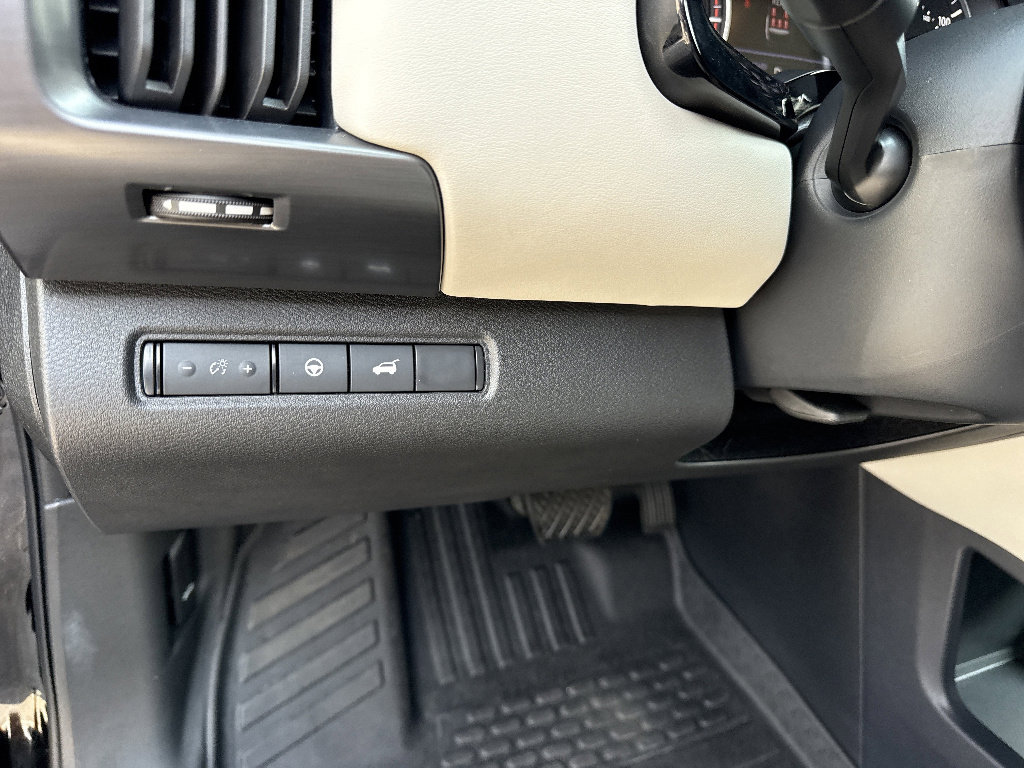 Used 2024 Nissan Pathfinder SL w/ SL Premium Package FWD image 41