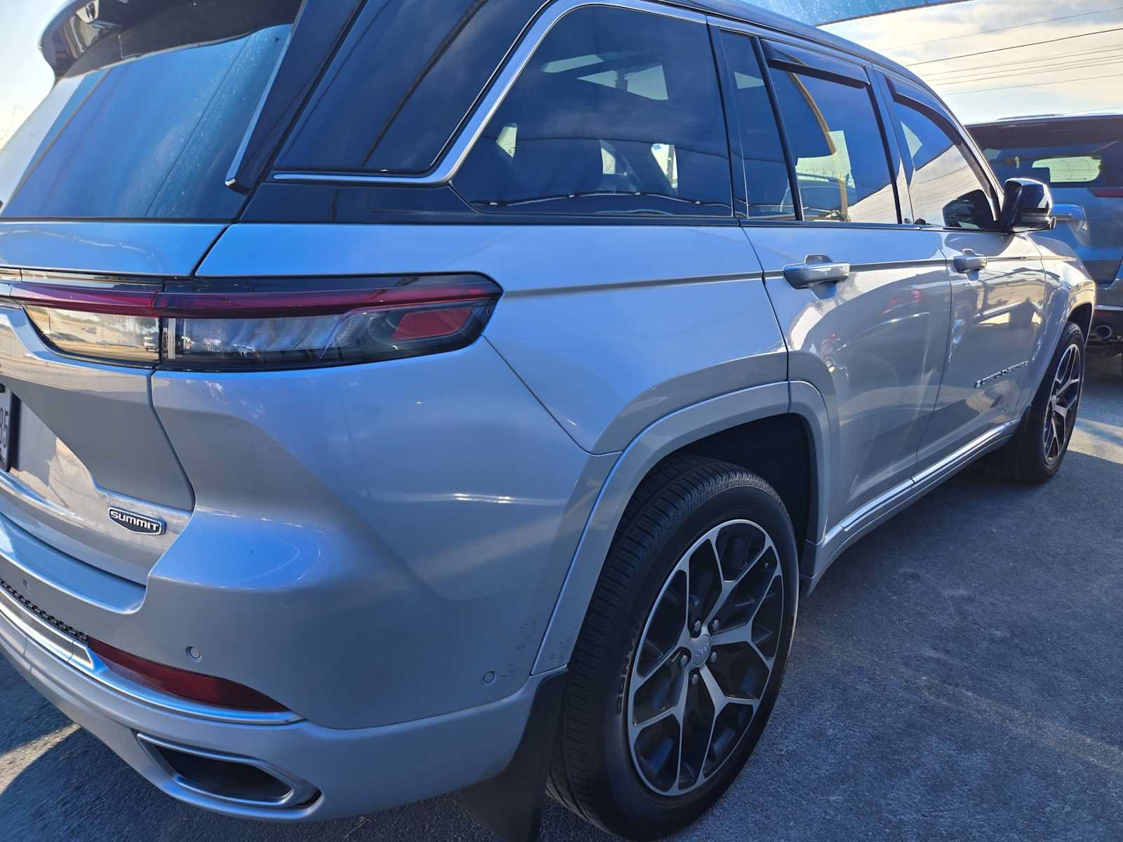 Used 2023 Jeep Grand Cherokee Summit AWD/4WD image 4