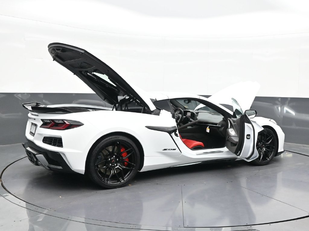 Used 2027 Chevrolet Corvette Z06 RWD image 34