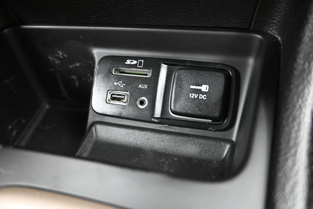 Used 2017 Jeep Cherokee Latitude w/ Cold Weather Group FWD image 19