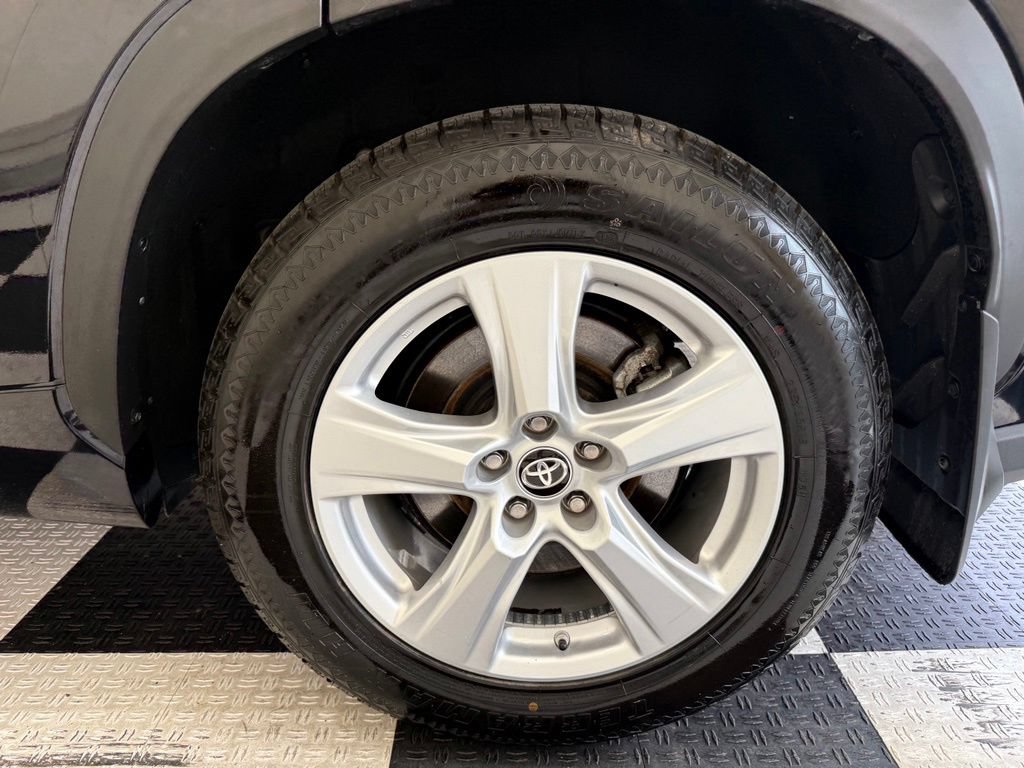Used 2024 Toyota Highlander LE AWD/4WD image 11