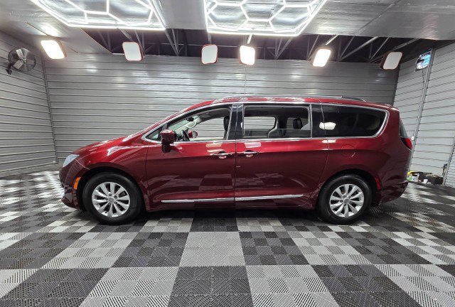 Used 2017 Chrysler Pacifica Touring-L FWD image 9