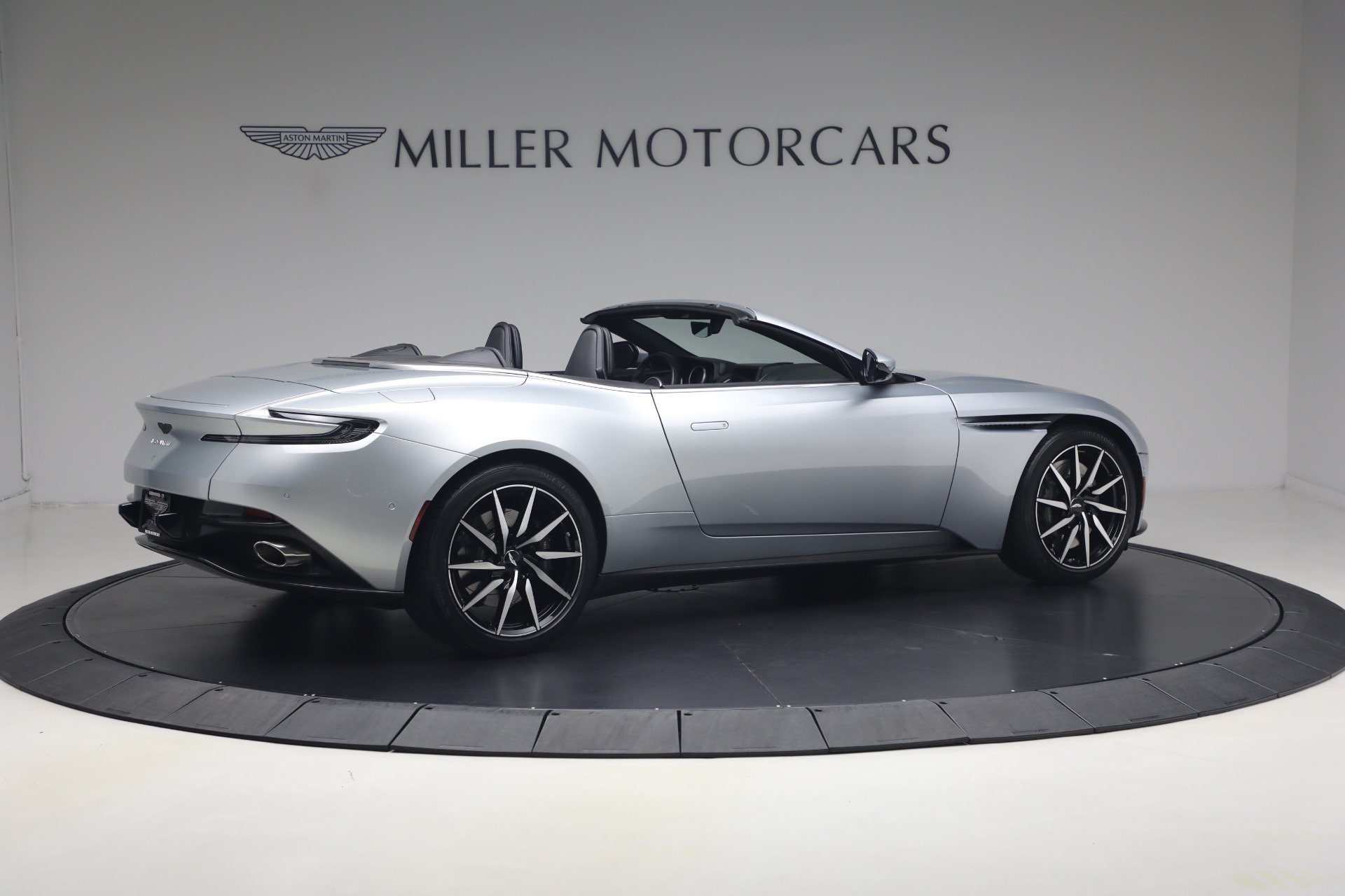 Used 2019 Aston Martin DB11 Volante RWD image 8