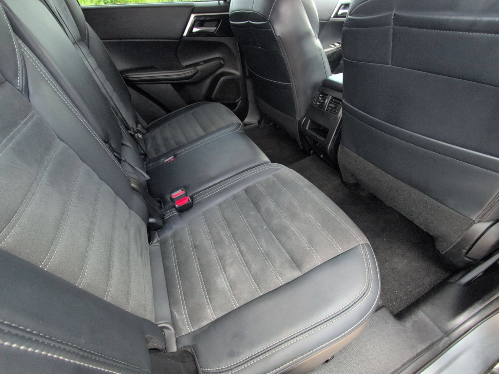 Used 2024 Mitsubishi Outlander SE AWD/4WD image 29