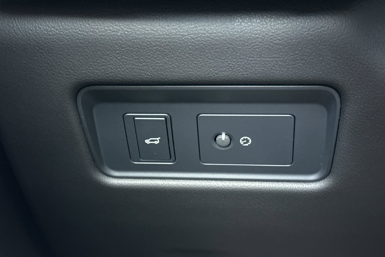 Used 2025 Jaguar F-PACE R-Dynamic S image 32